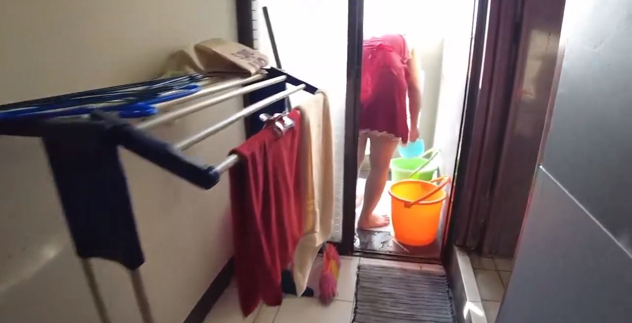 Bibi Cantik Sedang Cuci Baju Di Sikat