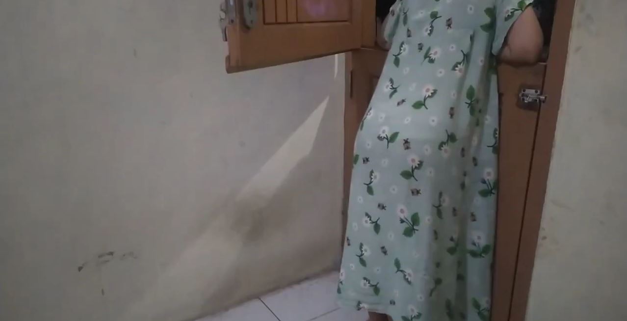 Nyobain Tetangga Di Pintu Keluar Dapur