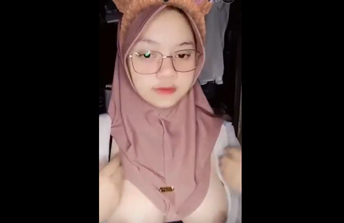 ABG Hijab Cantik Demi Uang Rela Live Sambil Mainin Gunung Kembarnya