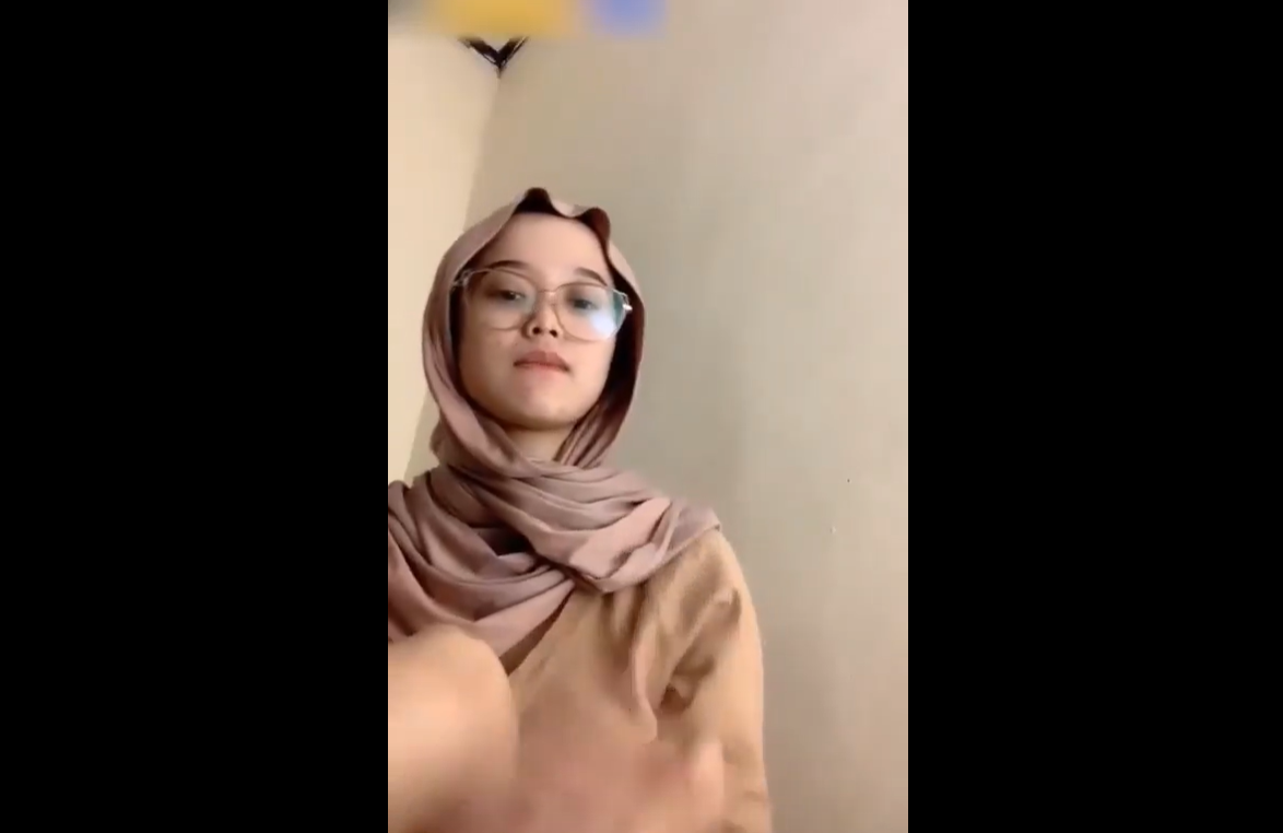 Kerja Sampingan ABG Jilbab Live Aplikasi Ada Yang Nyawer Gede Auto Buka Baju