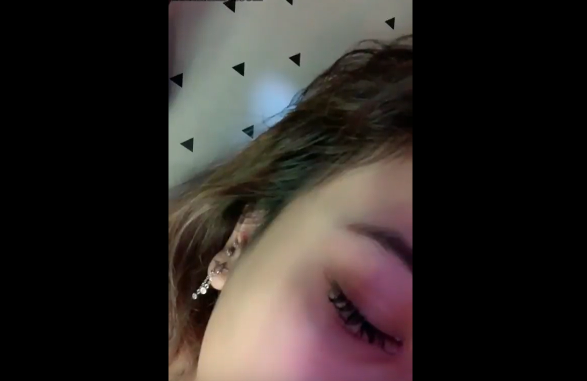 Mamah Cantik Asik Siaran Langsung Sambik Mainin Gunung Kembar Nya Yang Mulus Banget Broo