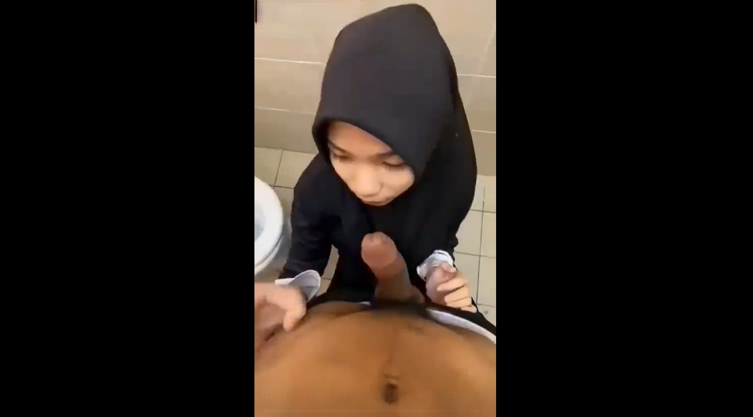 Kebelet Macek Sefongin Di WC Bioskop Nyampe Mimisan