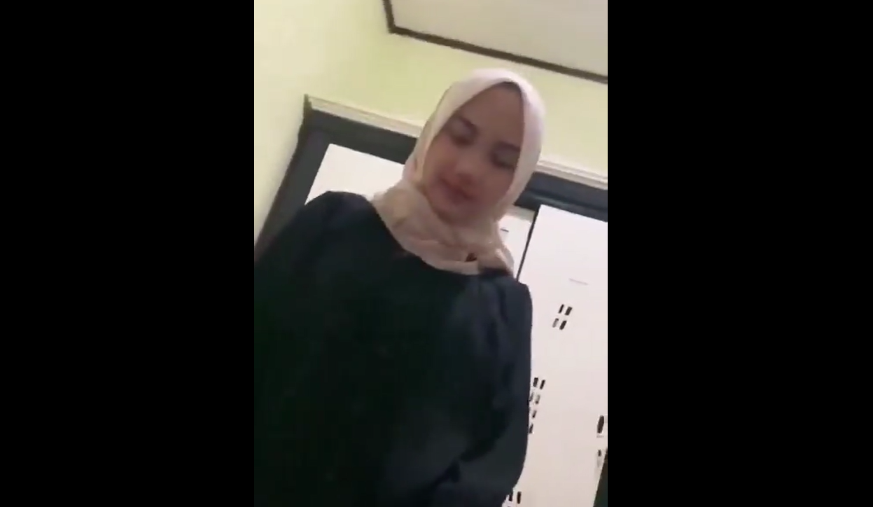Mahasiswi Jilbab Coklat Sedang Viral Sampai Kebablasan