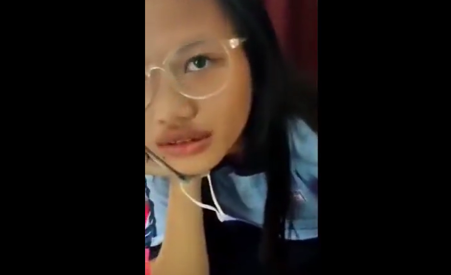 Sedang Viral Guru Olahraga dan Mahasiswi Kacamata Putih